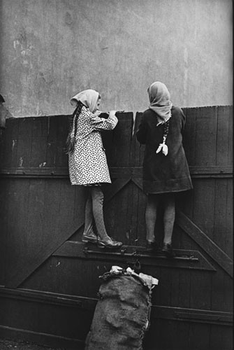 1967_Mergaites ant tvoros.jpg