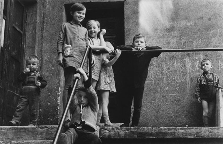 1964_Vaikai ant laiptu. Klaipe